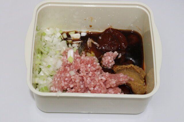 ダイソー 麻婆豆腐職人（3人前） パッケージ 作り方 食材を混ぜる