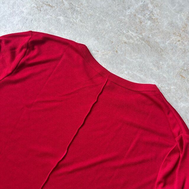 GU ソフトシアークルーネックT（長袖） RED 後ろ側