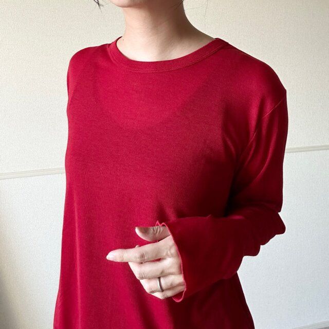 GU ソフトシアークルーネックT（長袖） RED さりげないシアー感がある