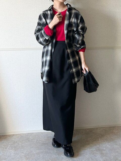 Style③赤インナーで差す、大人のチェックシャツコーデ