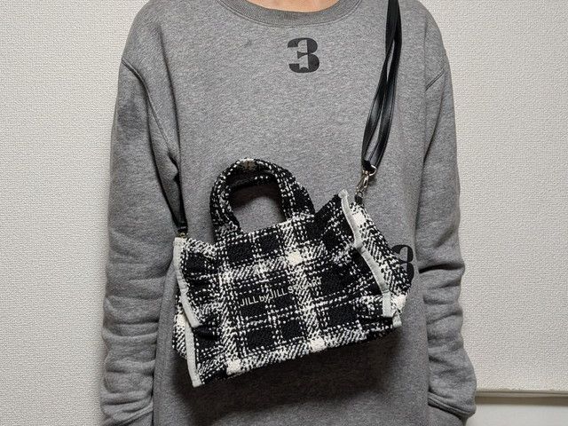 ジルスチュアートツイードフリルバッグ肩掛けしたところ