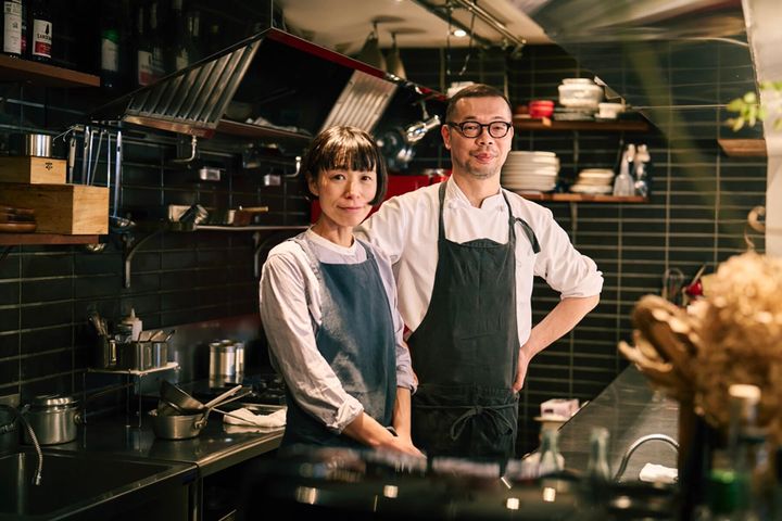 右から夫でシェフの椿豪（つばき・たけし）さんと、妻でソムリエの澄子さん。