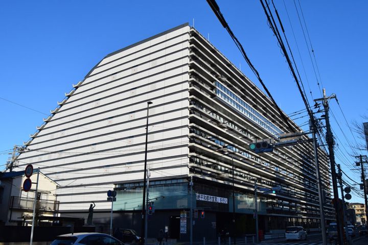 千葉県市川市が市庁舎に展示していた花火の写真を、1人の市民から「特定の写真家のPRにつながる」との指摘を受けて当日に撤去したことについて、市は29日、「深くおわびを申し上げるとともに、今後このようなことがないように慎重に対応したい」との宮内徹・経済観光部長のコメントを発表しました。