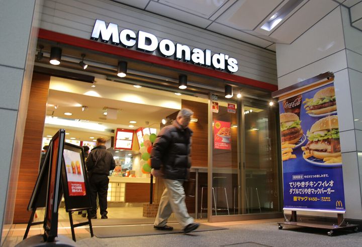 日本マクドナルドは30日、公式Xを更新。「三角チョコパイの季節に、 HANAのCHIKAさんがやってきました!」という見出しとともに、1枚の写真を投稿しました。