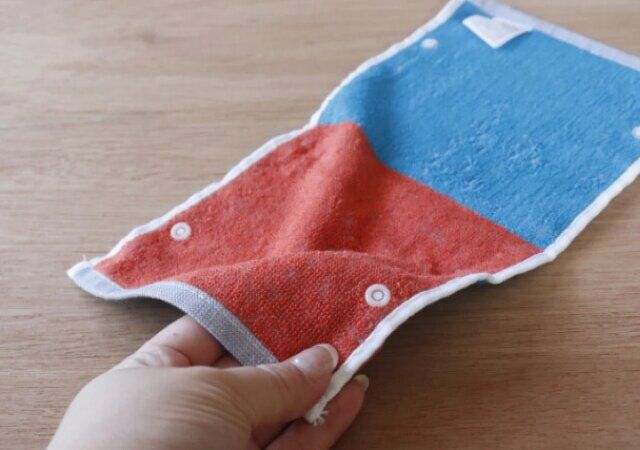 ダイソーのカブセルハンカチ（ブルー・オレンジ）1