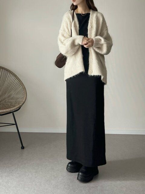 2025秋冬女性ふんわり素材で今っぽモノトーンコーデ