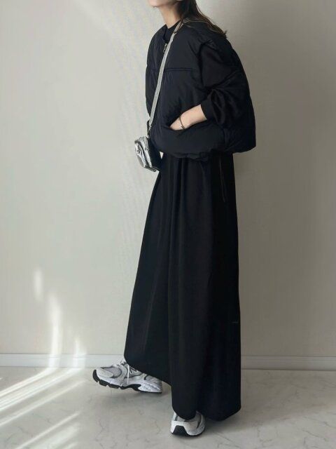 2025秋冬女性モノトーンブラックで魅せる洗練見えカジュアル