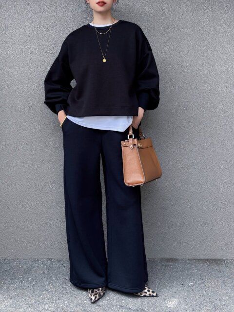 2025秋冬女性モノトーン抜け感たっぷりのレイヤードコーデ