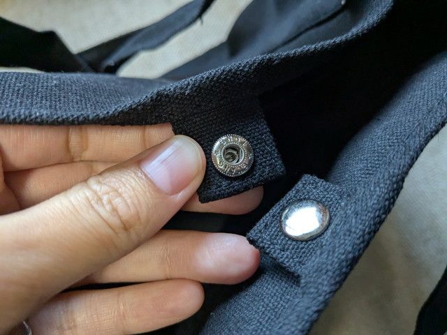 BAYFLOWトートの開口部スナップボタンをつまんでいるアップ