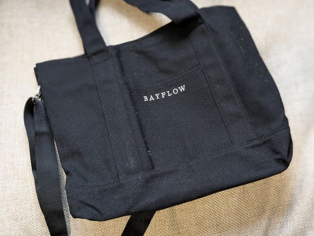 BAYFLOWロゴ入りブラックトートの本体正面。シンプルなスクエアシルエット