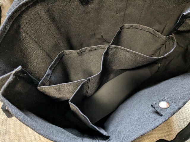 内側の仕切りポケット群。ボトルや小物を立てて分けられる形状