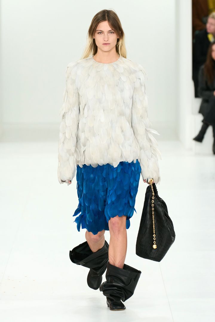 ロエベ 2023-24年秋冬コレクションより。