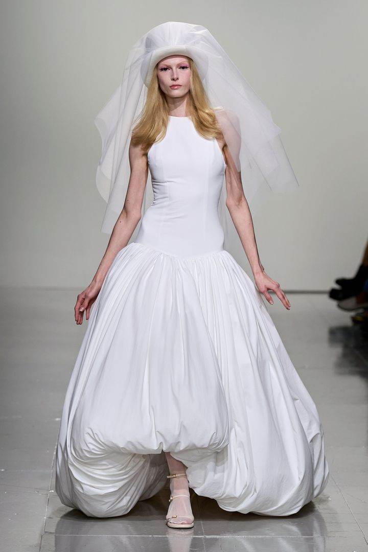 コナー アイヴス 2023-24年秋冬コレクションより。