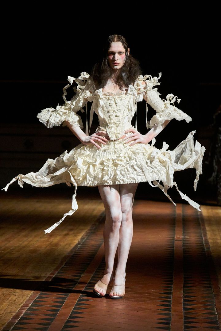 ディラーラ フィンディコグルー 2024-25年秋冬コレクションより。