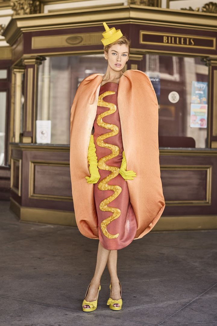 モスキーノ 2022年リゾートコレクションより。