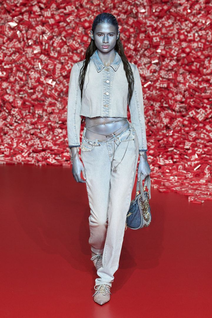 アバター<br /> ディーゼル 2023-24年秋冬コレクションより。