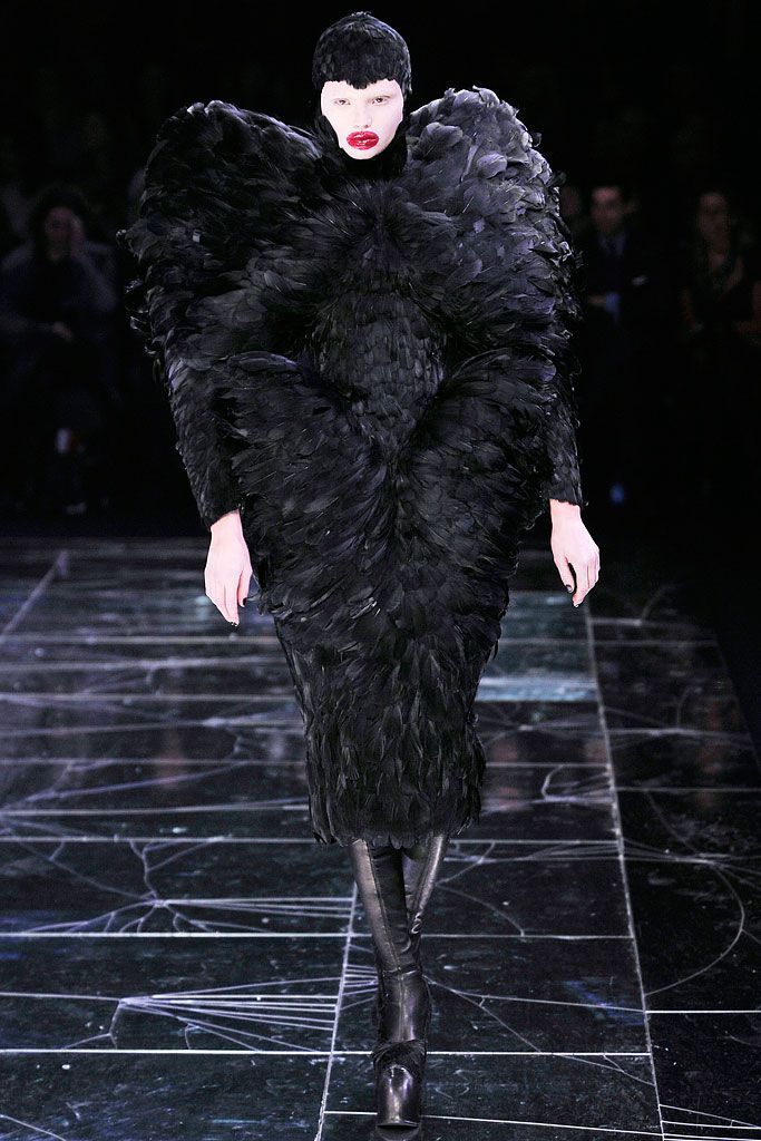 マックイーン 2009-10年秋冬コレクションより。