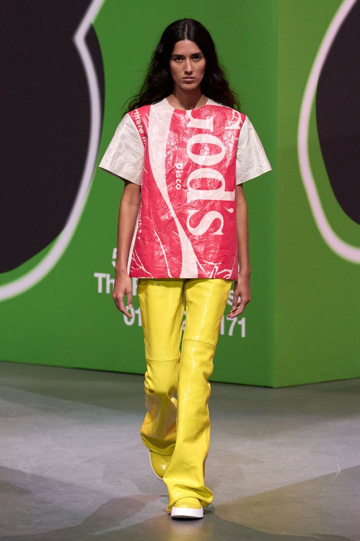 ジェイ ダブリュー アンダーソン 2023-24年秋冬コレクションより。