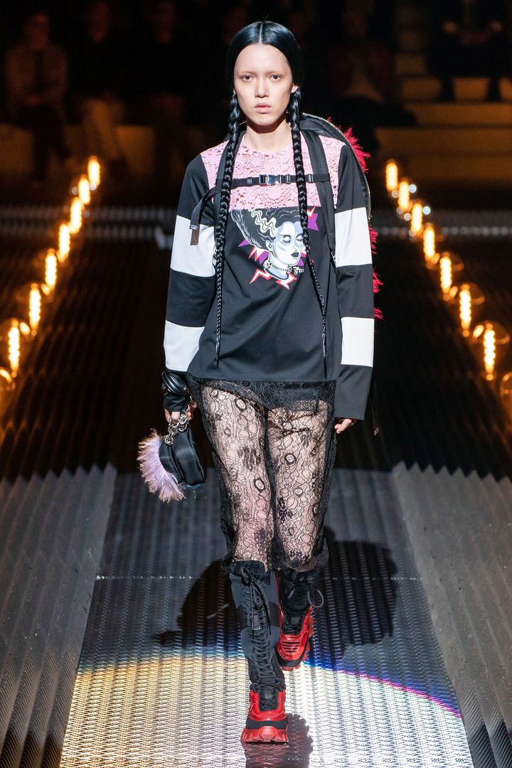 『アダムス・ファミリー』 ウェンズデー・アダムス<br /> プラダ 2019-20年秋冬コレクションより。