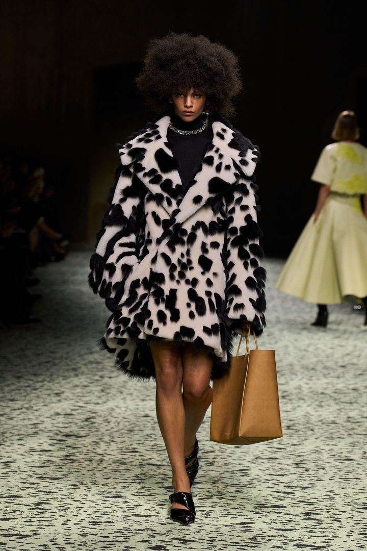 ボッテガ・ヴェネタ 2023-24年秋冬コレクションより。