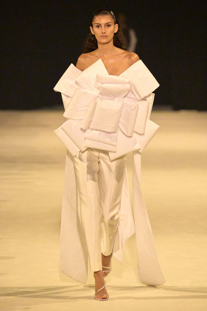 クリストファー ジョン ロジャーズ 2024年リゾートコレクションより。