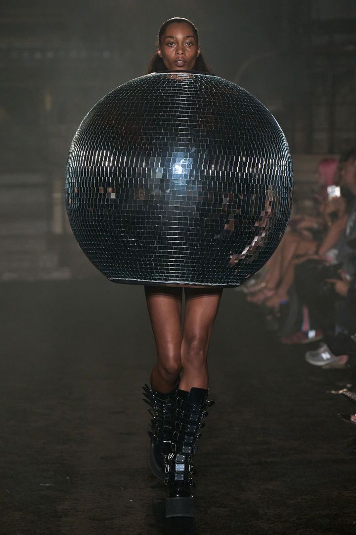 クリスチャン コーワン 2024年春夏コレクションより。