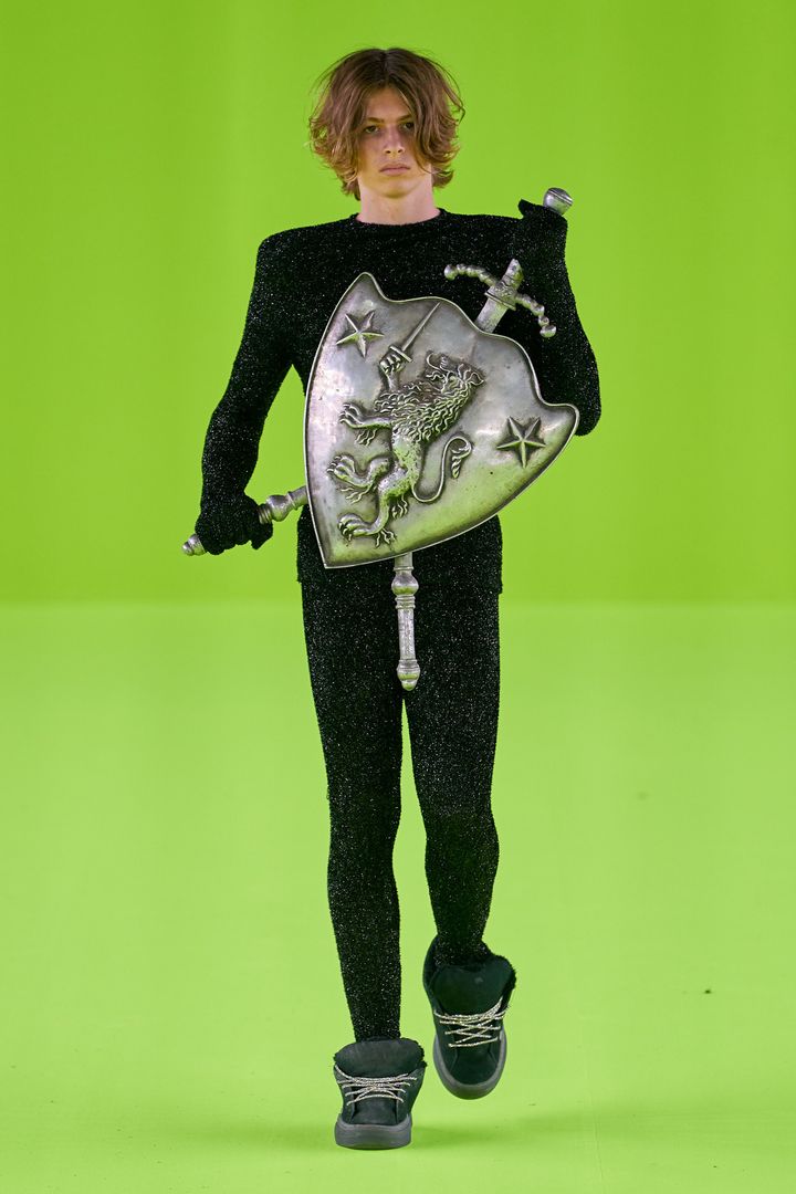 イーアールエル 2024年春夏メンズコレクションより。