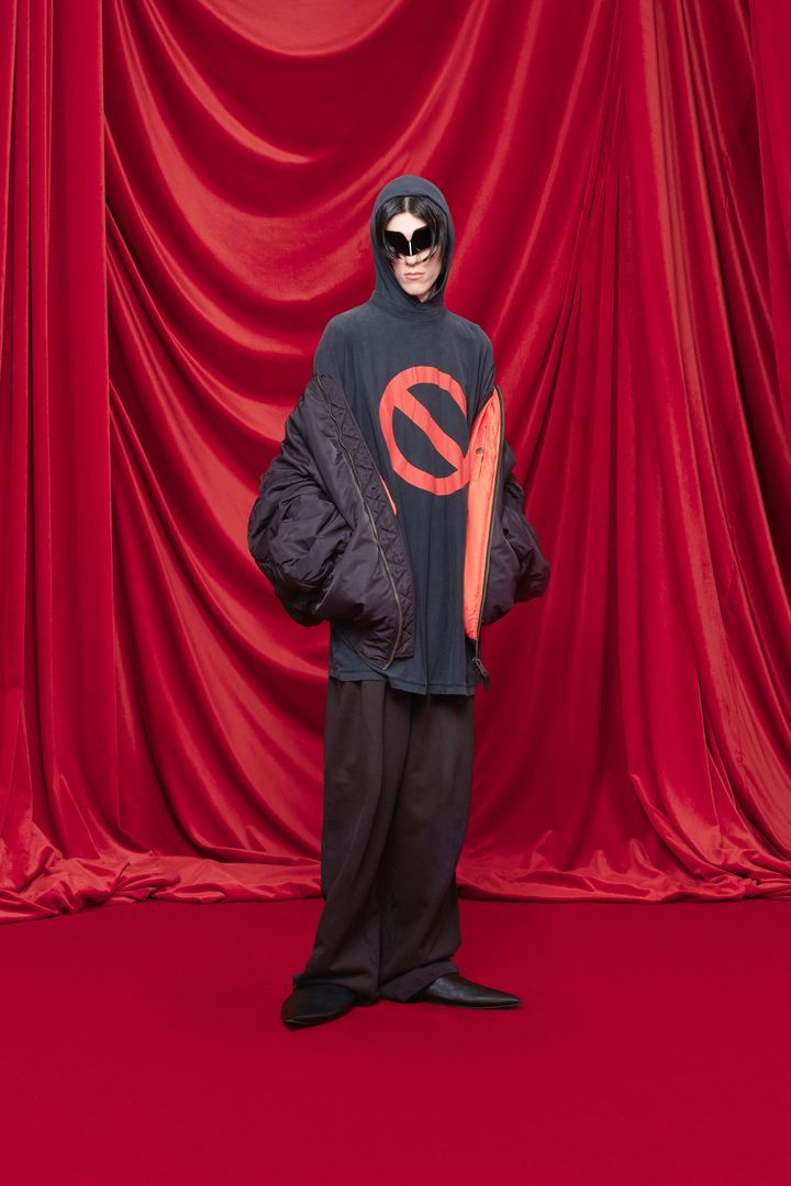 バレンシアガ 2024年春夏コレクションより。