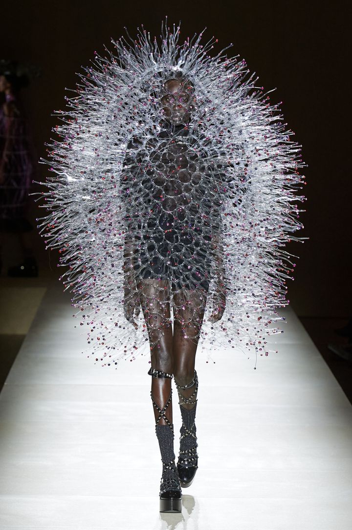 ノワール ケイ ニノミヤ 2023-24年秋冬コレクションより。