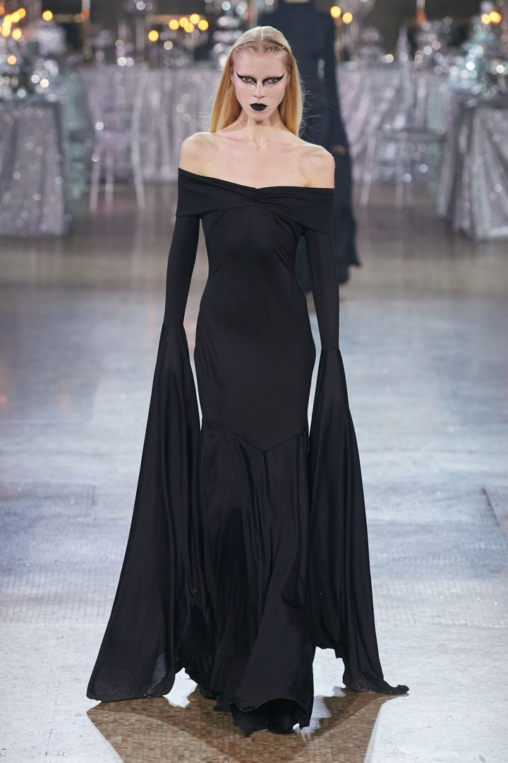 『アダムス・ファミリー』 モーティシア・アダムス<br /> ロダルテ 2023-24年秋冬コレクションより。