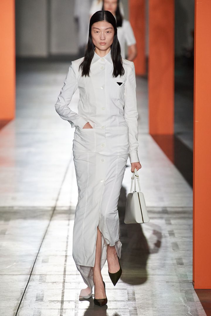 プラダ 2023-24年秋冬コレクションより。