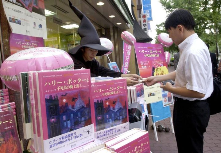 皆さんはアイフォーンなどのアップル製品に搭載されている音声認識・バーチャルアシスタントSiri（シリ）をご存じでしょうか?