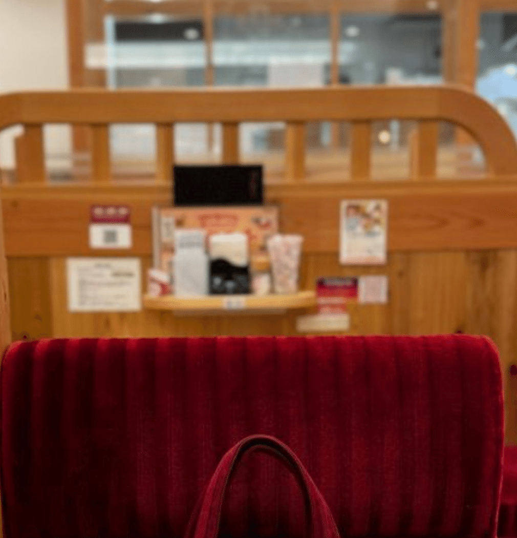 コメダ珈琲店ソファ② コメダで2名用ソファ席に座った客が目にした、思わず目を疑った光景に