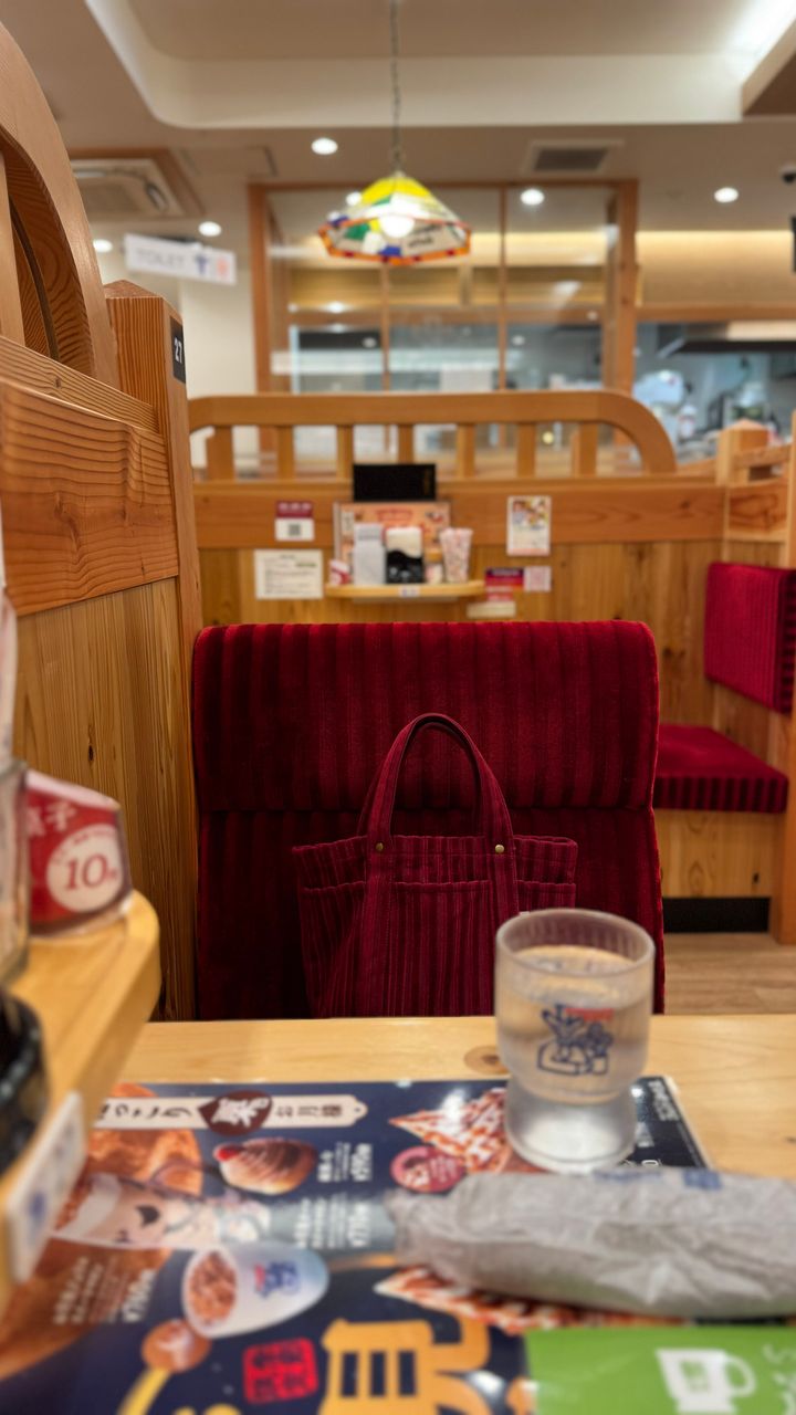 コメダ珈琲店ソファ② コメダで2名用ソファ席に座った客が目にした、思わず目を疑った光景に