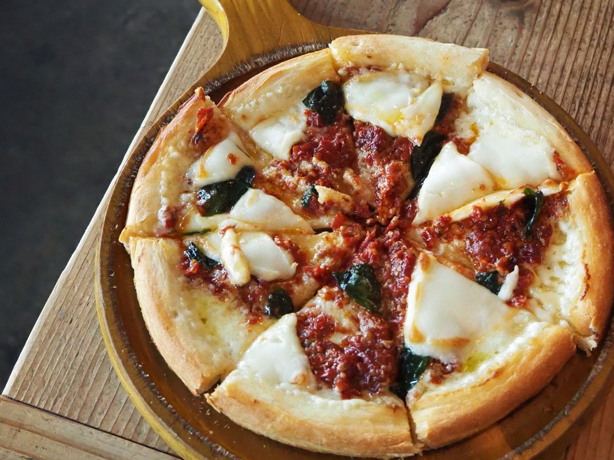 ピザハット』『ピザーラ』を抑えた！【宅配ピザチェーン満足度】ランキング！堂々の1位に「種類が豊富」「割引やクーポンもある」 | TRILL【トリル】