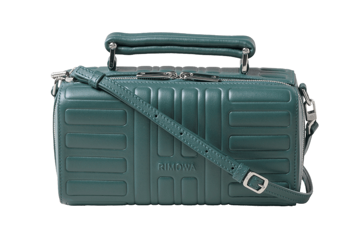 〈リモワ〉のレザーバッグ