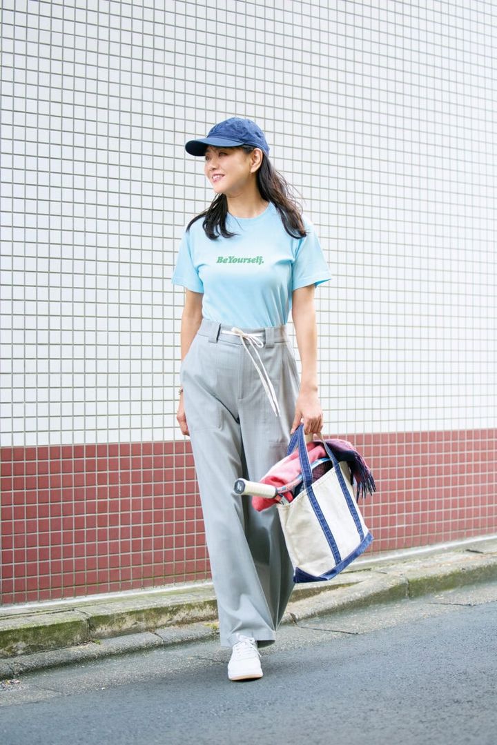 ストール¥93,500／ジョシュアエリス（真下商事）、帽子¥4,620／ニューエラ、バングル¥49,060／バルブス（ズットホリック）