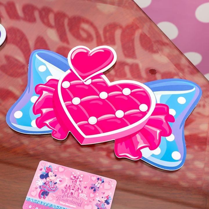 東京ディズニーランドホテル宿泊者限定：ミニーの魅力が詰まったカードキー＆キーケースを販売