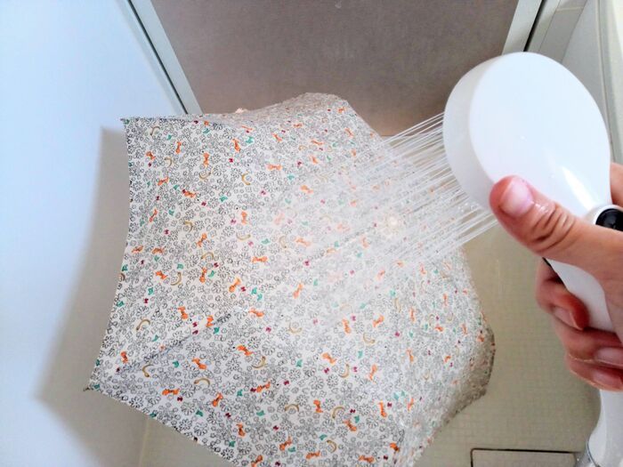 水を弾きにくくなった傘を「復活」させる方法。家にあるモノで簡単によみがえりますよ♪