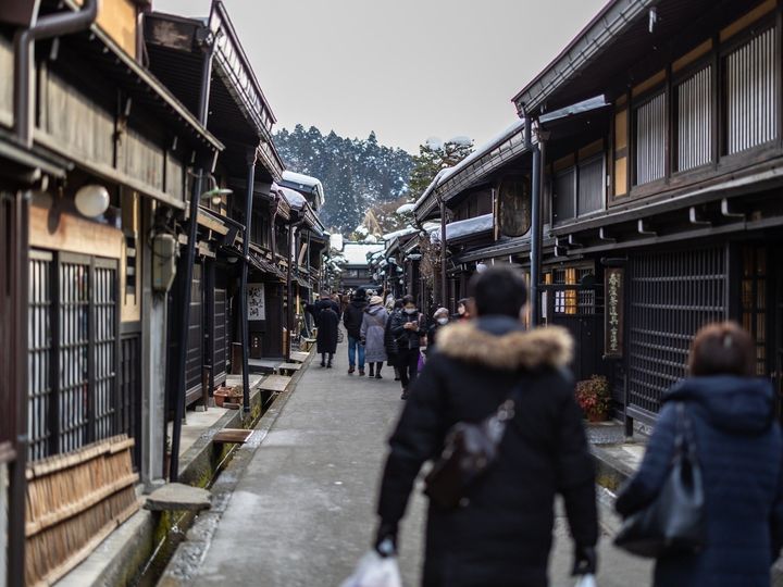 飛騨高山温泉は、岐阜県高山市に位置し、情緒ある古い街並みで知られる飛騨高山観光と温泉を同時に楽しめる温泉地。北アルプスの山々に囲まれた自然豊かな環境と、豊富な源泉を持つ湯めぐりの楽しみが魅力です。