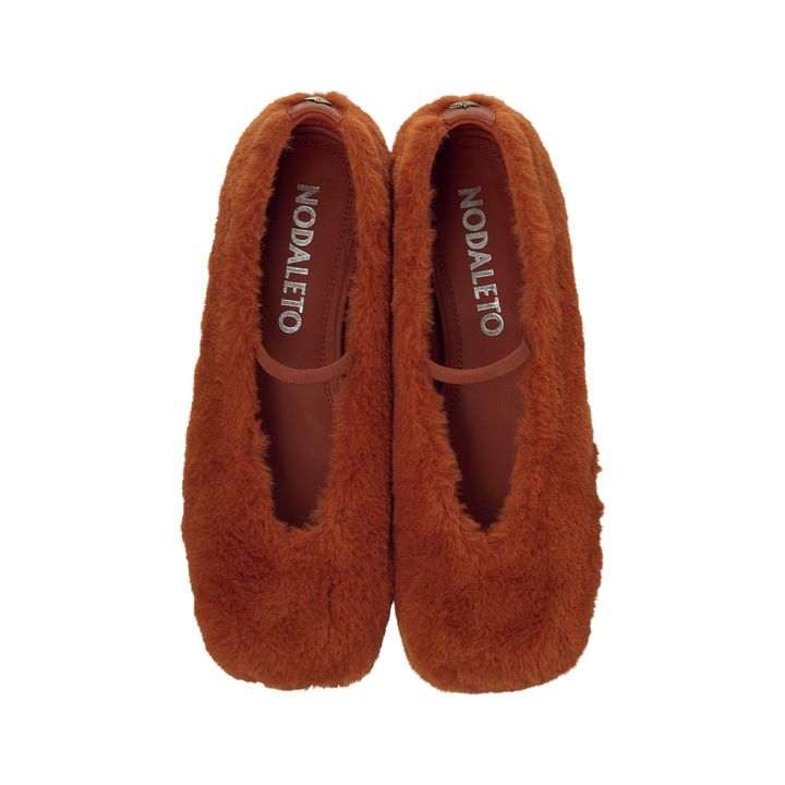 シューズ ヒール1cm ￥104,500／NODALETO（アマン）