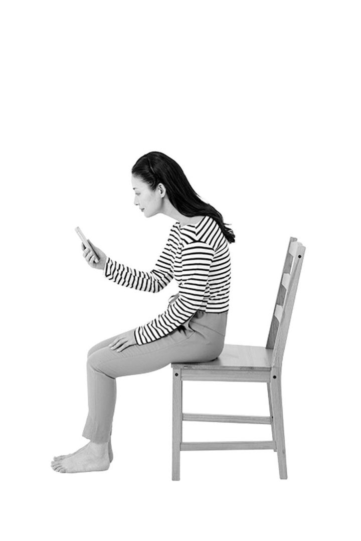 【NG】悪い姿勢だと老けた印象にも