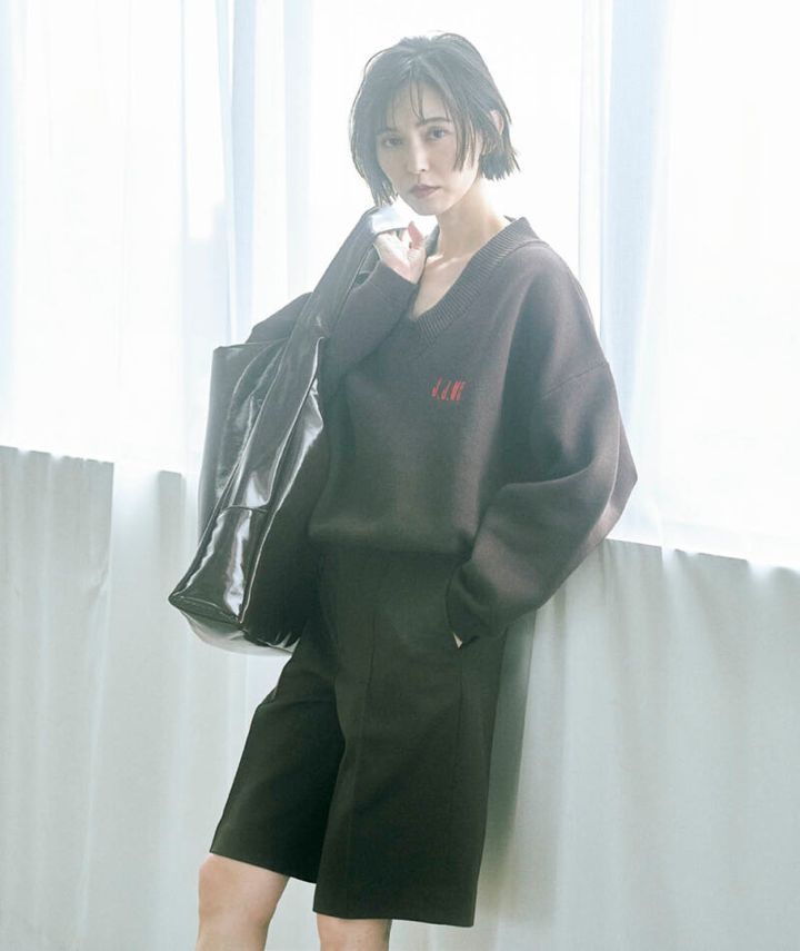 深Vで鎖骨やデコルテを、ハーフパンツで足を出して、こっくりしたブラウンとダークブラウンの組み合わせに抜け感を。バックの輝きでカジュアル感をはずして。ニット¥16,500（ジェイジェイマーサー×フリークス ストア／フリークス ストア渋谷） ハーフパンツ ¥32,450（ガジェス） バッグ¥20,900（アコック／ジャック・オブ・オール・トレーズ プレスルーム） 