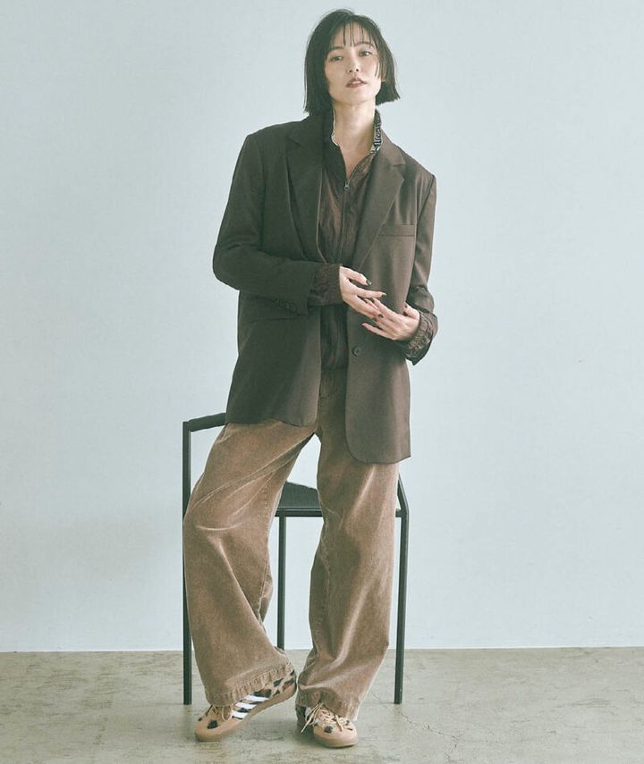 スポーティなトラックジャケットでコーデュロイパンツや色のほっこり感をセーブ。ジャケット¥88,000（HERITANOVUM／ガリャルダガランテ 青山店） トラックジャケット¥18,700（アンブロ×フリークス ストア／フリークス ストア渋谷） パンツ¥20,900（サロン アダム エ ロペ） スニーカー¥18,700（アディダス オリジナルス／アトモス カスタマー）