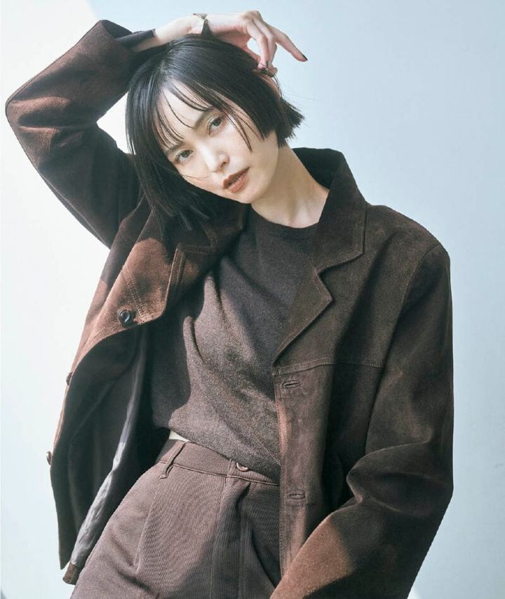 地味になりがちなこっくりブラウンのワンカラーコーデに、タフなムードのスエードジャケットでメリハリを作ってかっこよく。今っぽいアイテムを挿すことでトレンド感も底上げ。スエードジャケット¥42,900、アームカバー付きニット¥19,800（ともにPasterip） カプリパンツ ¥4,950（ザ ヨン／トレモア・プランニング） ブレスレット¥38,500（リキッド）