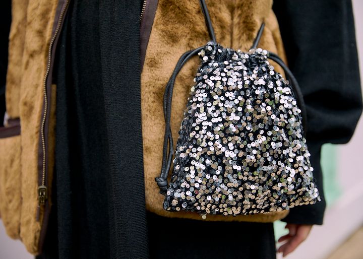 コーデの仕上げはメガネ・バッグ・アクセサリーで”自分らしさ”をプラスして【ファッジウィークエンド ファッションスナップ】