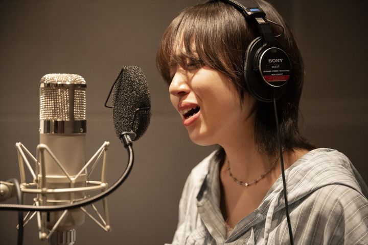 映画『楓』、劇中歌としてスピッツ「楓」をカバーする十明 （C）2025 映画『楓』製作委員会 width=