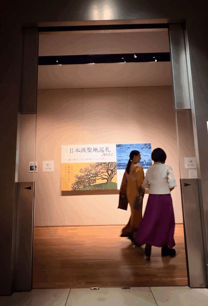 展示室入り口（地下1階）向かって右手が展示室1、左手が展示室2