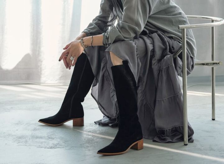 ブラックのスエードブーツが装いをシックモダンへと導く