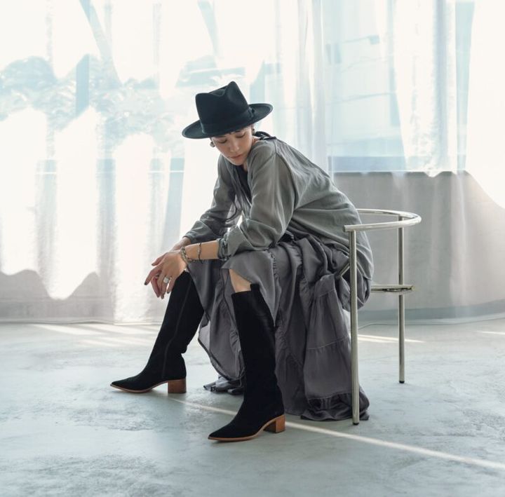 しなやかなスエードに、シュッと尖ったノーズ、フェミニンとモダンのバランスがちょうどいい粋なブーツを主役に。